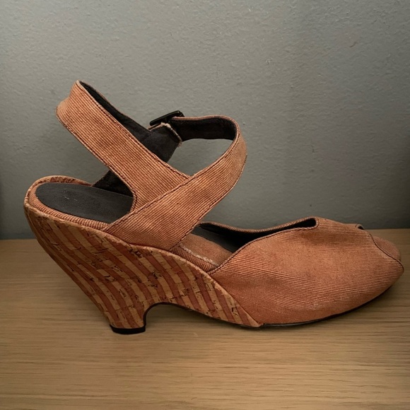 John Fluevog Pindowns Raquel apricot colored wedges size 11. - Picture 13 of 13